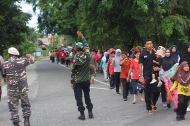 Riau, Endonezya - 17 Ağustos 2024: Bağımsızlık Günü Sırasındaki Kırsal Yol 'da Endonezya Halk Yürüyüşü