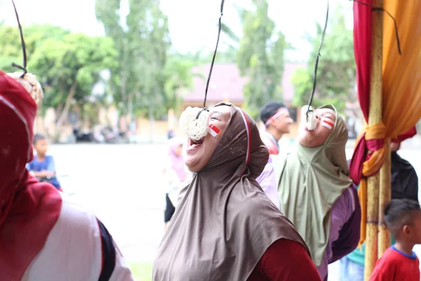 Endonezya Bağımsızlık Günü 'nde Kraker Yeme Yarışmasına Katılan Kadınlar
