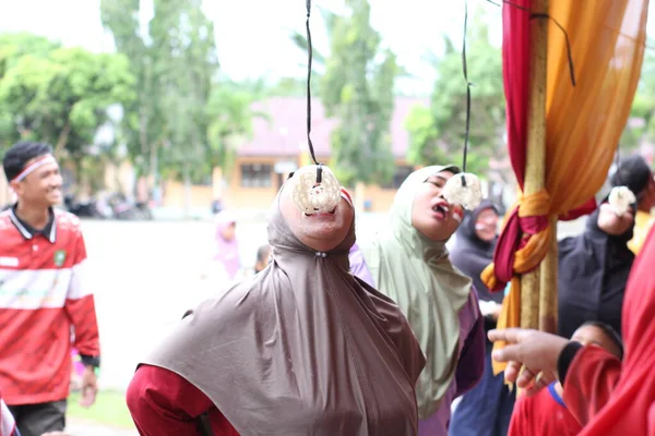 Endonezya Bağımsızlık Günü 'nde Geleneksel Kraker Yeme Oyunu