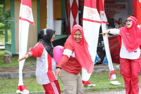 Endonezya Bağımsızlık Kutlamasında Balon Oynayan Kadınlar