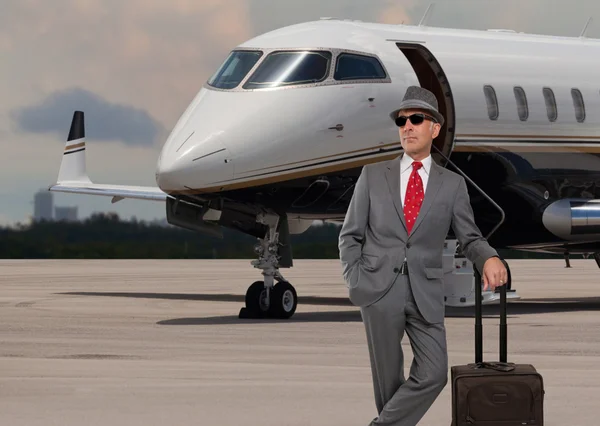 Επιχειρησιακό άτομο που στέκεται δίπλα σε ένα ιδιωτικό αεριωθούμενο αεροπλάνο — Φωτογραφία Αρχείου