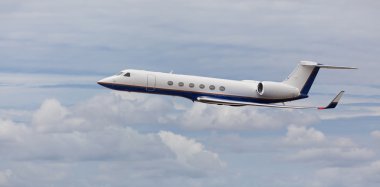 Bir özel jet uçan, yakın çekim