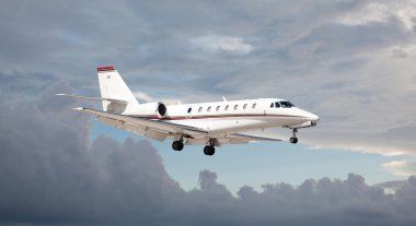 Özel jet Hava bulutlu içinde belgili tanımlık geçmiş
