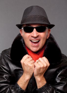 Yakışıklı bir kürk manto ve şapka