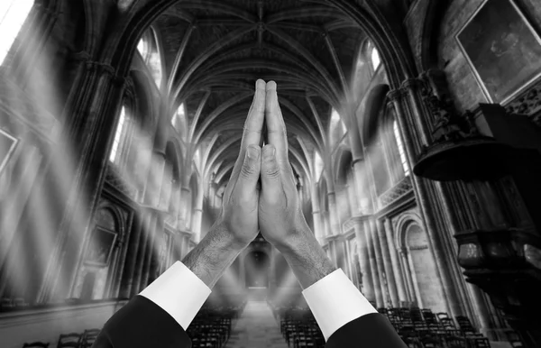Руки священника внутри церкви — стоковое фото