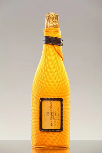 Miami, Amerikai Egyesült Államok - február 5-én 2015-re: Üveg Veuve Clicquot Ponsardin prémium Champagne érkezik meg időben a nyaralási szezon. Veuve Clicquot Ponsardin vendégház francia champagne Reims alapján. — Stock Fotó