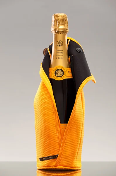 MIAMI, USA - FEB 5, 2015: Bottiglia di Veuve Clicquot Ponsardin Premium Champagne arriva in tempo per le festività natalizie. Veuve Clicquot Ponsardin è una champagne house francese con sede a Reims . — Foto Stock