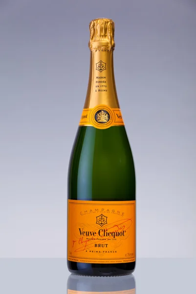 Майамі, США - 17 грудня 2014 року: Пляшка вдова Clicquot Ponsardin Premium шампанське прибути в часі для курортного сезону. Вдова Кліко́ є французького шампанського будинок базується в Reims. — стокове фото