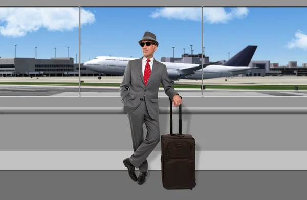 Viajante de negócios esperando no aeroporto — Fotografia de Stock