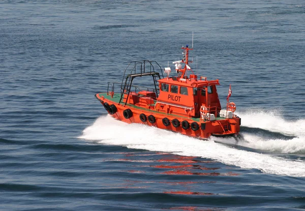 Orangefarbenes Lotsenboot im Meer — Stockfoto