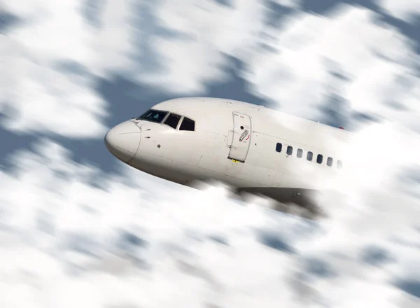 A felhők repül egy repülőgép orr közelről — Stock Fotó
