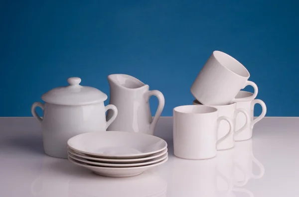Tazze di caffè in porcellana, brocca di latte e pentola di zucchero — Foto Stock