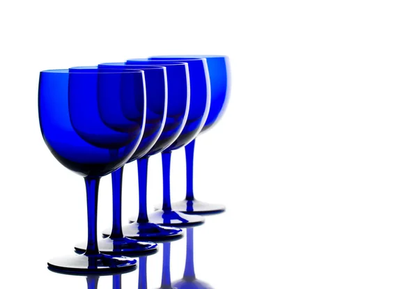 Cobalto bicchieri blu retroilluminato su sfondo bianco — Foto Stock