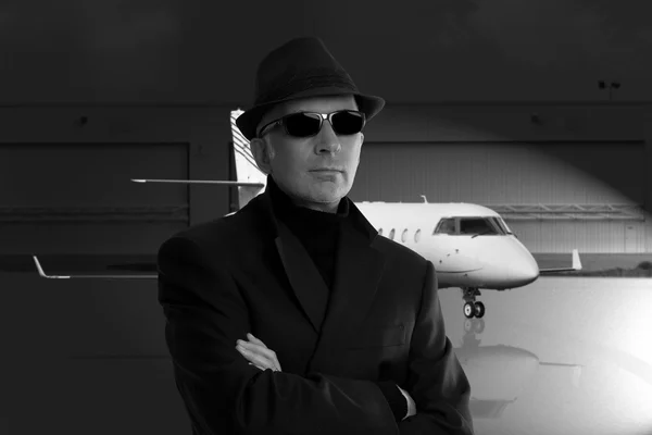 Hombre de negocios de pie junto a jet privado —  Fotos de Stock