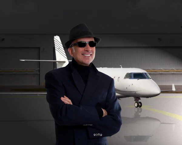 Бізнесмен стоїть поруч з приватним літаком — стокове фото
