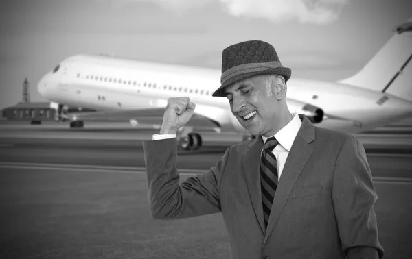 Feliz homem de negócios no aeroporto — Fotografia de Stock