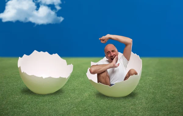 Adam bir yumurta içinde uyanma — Stok fotoğraf
