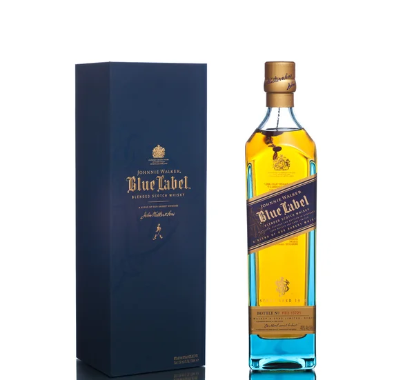 MIAMI, EUA - 14 de março de 2015: Bottle of Johnnie Walker Blue Label. O uísque de pináculo da Casa de Walker é o epítome da mistura . — Fotografia de Stock