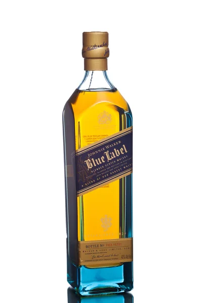 MIAMI, USA - 24 marzo 2015: bottiglia di Johnnie Walker Blue Label. Il whisky pinnacolo della casa di Walker è l'epitome di miscelazione . — Foto Stock