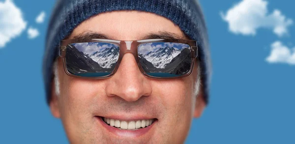 선글라스를 착용 하는 사람의 얼굴의 클로즈업 — 스톡 사진