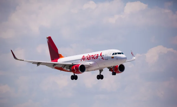 FORT LAUDERDALE, Florida, USA - FEB 5, 2015: Avianca Airlines Airbus A320 landing at Fort Lauderdale / Hollywood International Airport . — стоковое фото