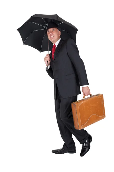 Beyaz arka plan üzerinde bir evrak çantası elinde şemsiye ile işadamı — Stok fotoğraf
