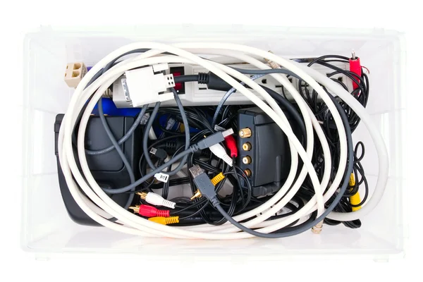 Kabely a konektory pro počítačové audio video v krabici Stock Snímky