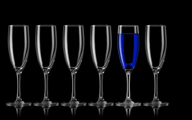 Şampanya bardağı, üst üste duran kısmen dolu