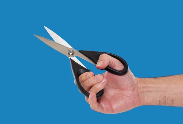 Рука тримає пару ножиць — стокове фото