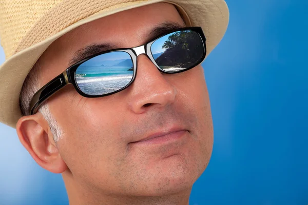 Primer plano de la cara de un hombre con gafas de sol — Foto de Stock