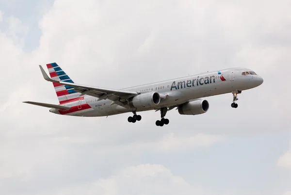 MIAMI, USA - JUNE 2, 2015: Boeing 757 American Airline approaching the Miami International Airport. American Airline is one of the oldest american airlines and one of the biggest in the world. — Stock Photo, Image