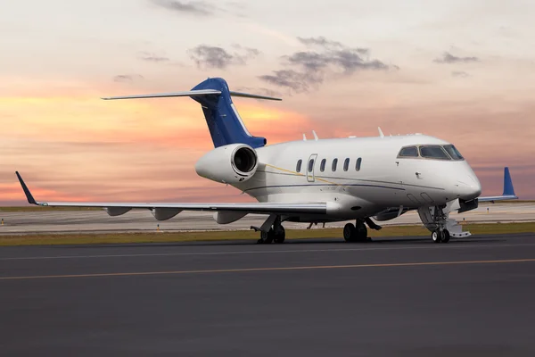 Private jet on the runway — Stock Photo, Image