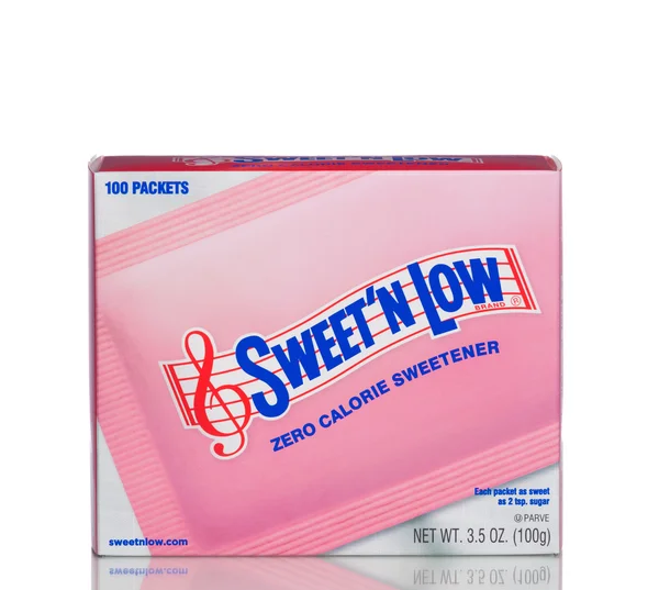 Miami, Amerikai Egyesült Államok - április 21-én 2015-ig: Egy doboz Sweet'N alacsony. A népszerű mesterséges édesítőszer készült granulált szacharin dextróz és a tejszín, fogkő. — Stock Fotó