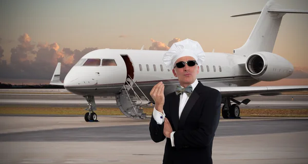 Chef élégant gesticulant devant un jet privé — Photo