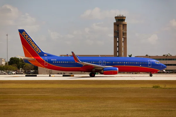 FORT LAUDERDALE, Estados Unidos - 2 de junio de 2015: Southwest Airlines Boeing 737 taxiing at the Fort Lauderdale / Hollywood International Airport . —  Fotos de Stock