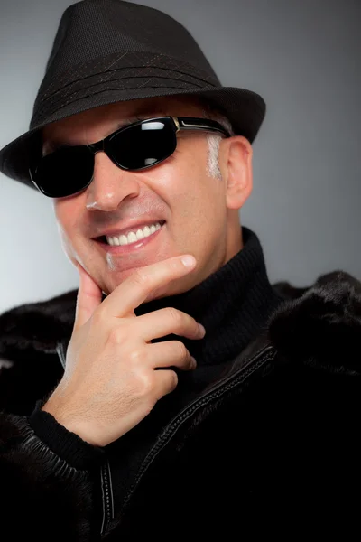 Elegáns férfi napszemüveg és egy kalap viselése — Stock Fotó