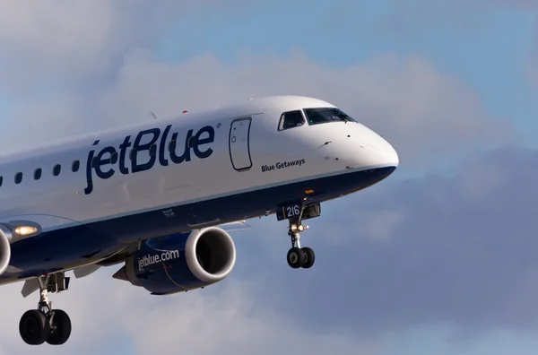 Fort Lauderdale, Usa - 30 maj 2015: A Jetblue Airlines Embraer 190 flygplan som landar på Ft. Lauderdale/Hollywood International Airport, Florida. — Stockfoto