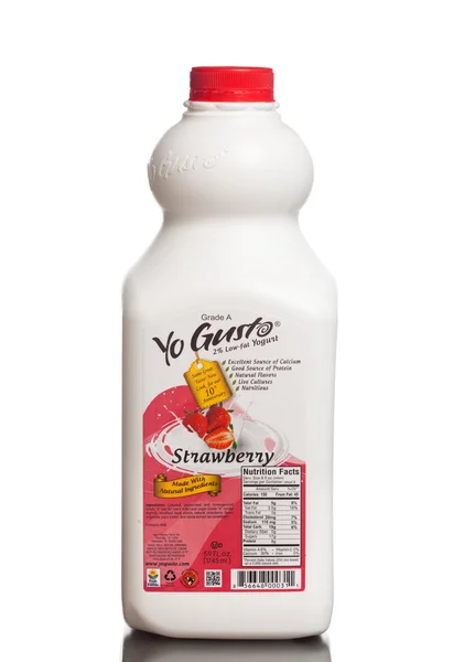 MIAMI, EUA - JUNHO 10, 2015: Uma garrafa de Yo Gusto 2% de morango de iogurte desnatado. O iogurte é uma excelente fonte de cálcio e proteínas . — Fotografia de Stock