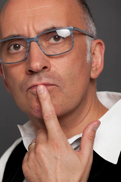 Hombre guapo pensando con la mano en el labio —  Fotos de Stock