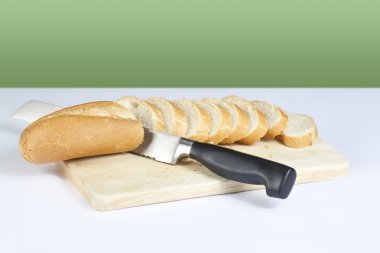 Dilimlenmiş ekmek kesme tahtası üzerinde
