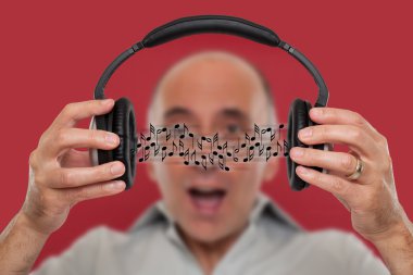 Adam dinleme ve müzik kulaklık üzerinden görüntülenmesi.