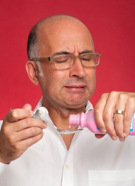 Adam ilacı nefretle bir ifade ile