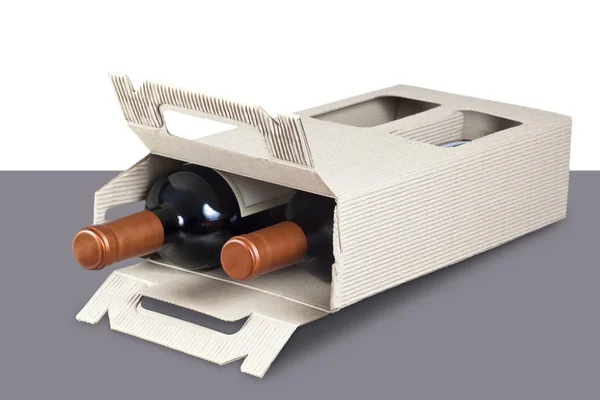 Boîte en carton avec bouteilles de vin dedans — Photo