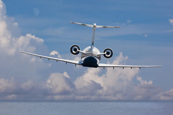 Achteraanzicht van een prive-jet landing — Stockfoto