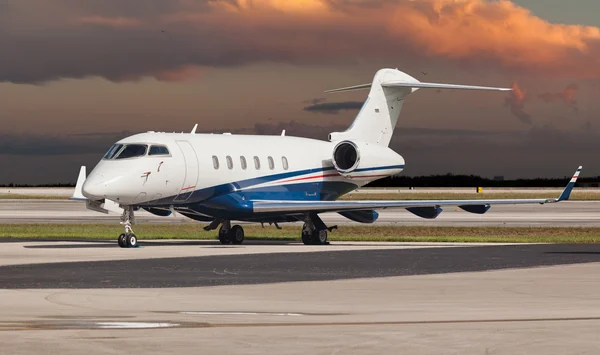 Μαϊάμι, ΗΠΑ - 16 Ιουνίου 2015: Ένα ιδιωτικό αεριωθούμενο αεροπλάνο σταθμευμένο στο αεροδρόμιο. — Φωτογραφία Αρχείου