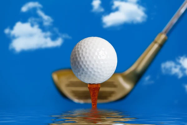 Golf ball op de tee over water — Stockfoto