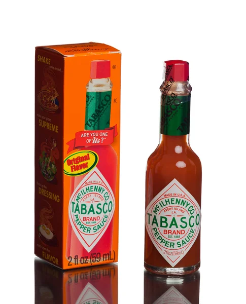 MIAMI, États-Unis - 31 août 2015 : Bouteille de sauce piquante Tabasco. La sauce Tabasco a été lancée en 1868 et est faite à partir de poivrons de tabasco . — Photo