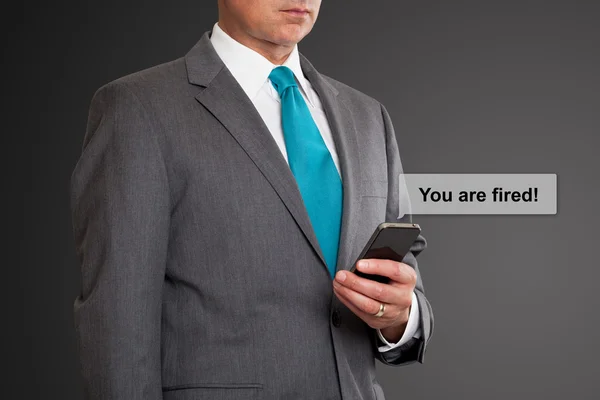 Primo piano dei messaggi di testo degli uomini d'affari sul cellulare — Foto Stock