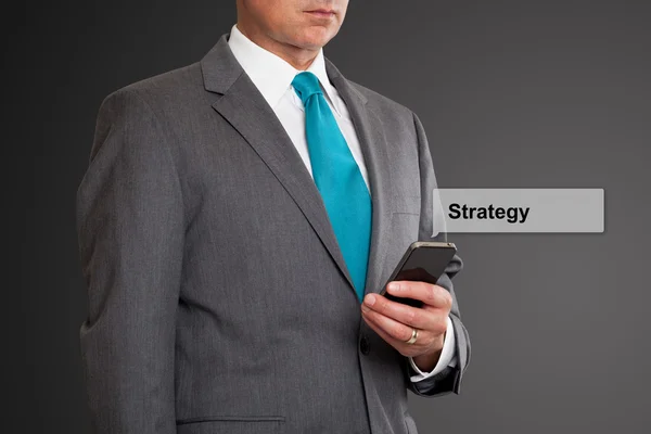 Primo piano dei messaggi di testo degli uomini d'affari sul cellulare — Foto Stock