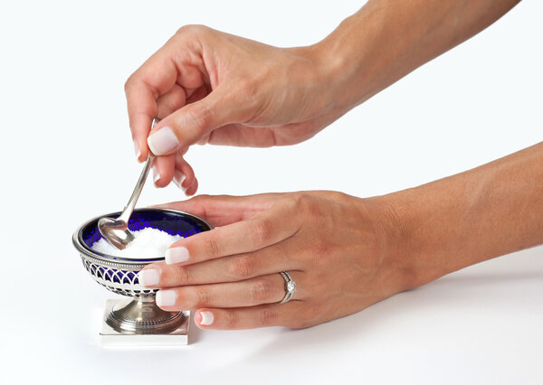 Женские руки, подающие соль
